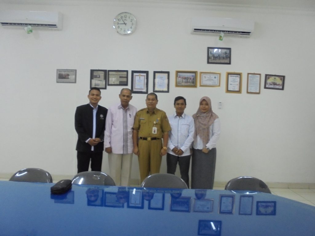 Kepala Dinas Sosial Prov. Kalimantan Tengah foto bersama Dekan dan Dosen Prodi BKI IAIN Palangka Raya